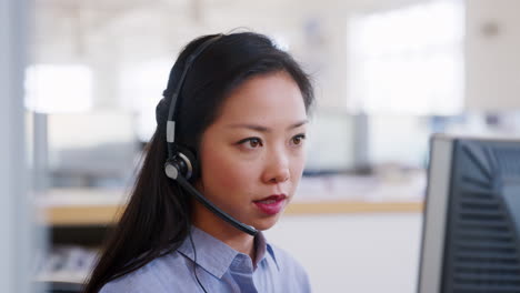 Junge-Asiatische-Frau-Benutzt-Computer-In-Einem-Callcenter,-Nahaufnahme