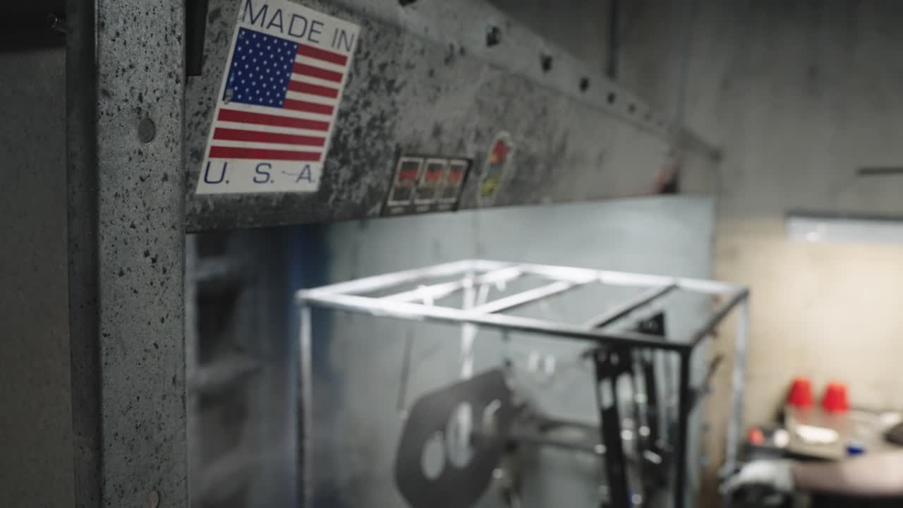 concepto de hecho en los ee.uu. fabricación de producción, trabajador de cuello azul equipo en movimiento en el fondo