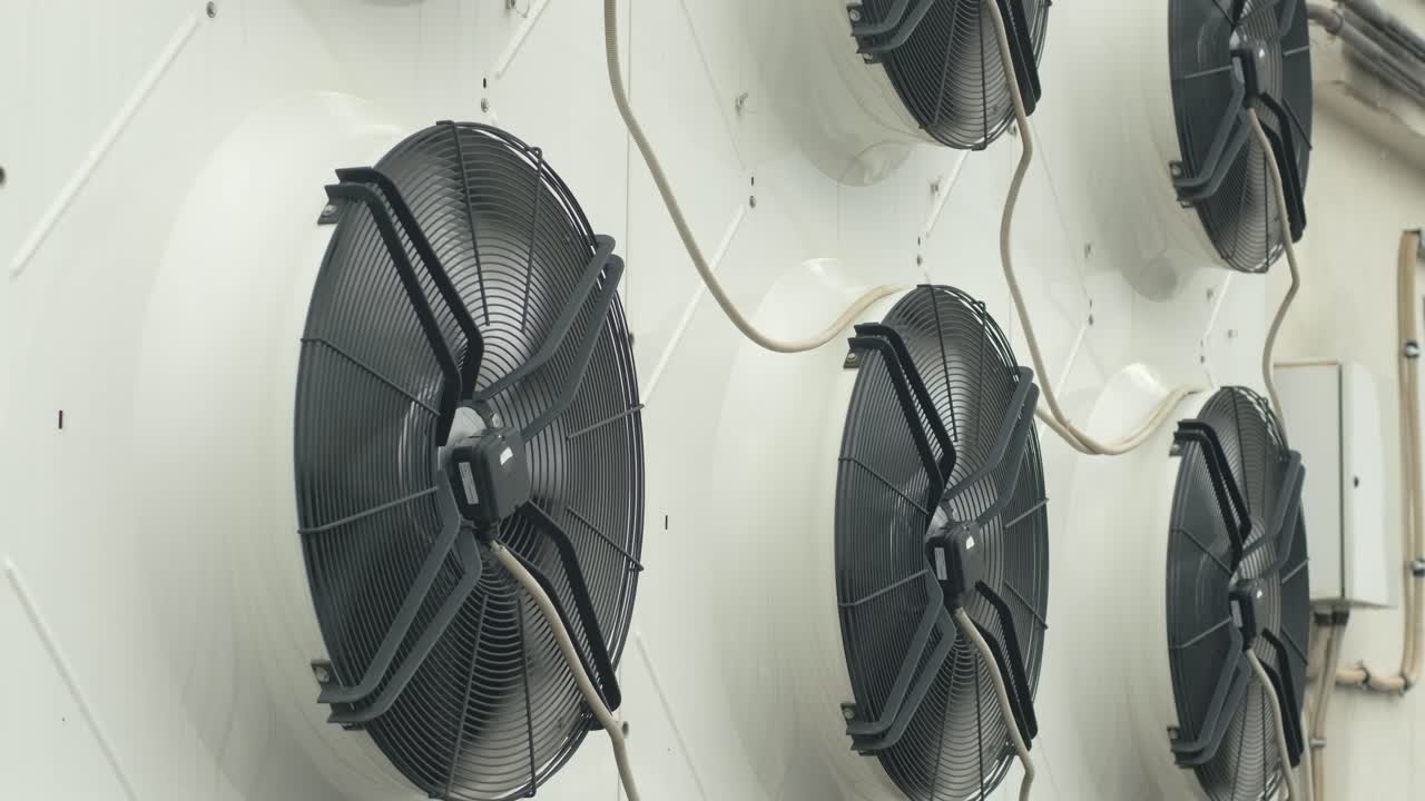 unidades de calefacción, ventilación y aire acondicionado en el techo