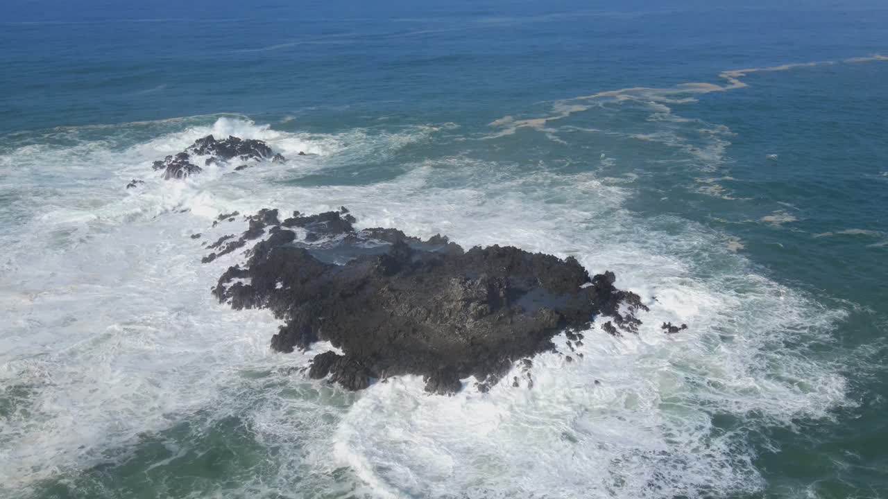vista aérea de las poderosas olas del mar golpean la roca de coral
