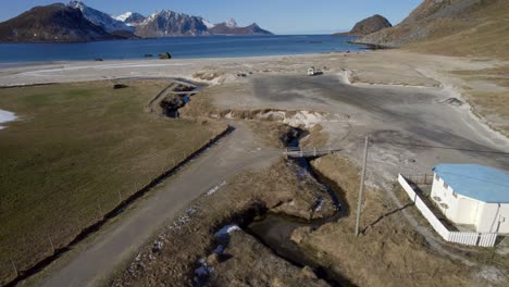 toma aérea reveladora de la famosa playa de haukland a finales del invierno en abril en la isla de lofoten.