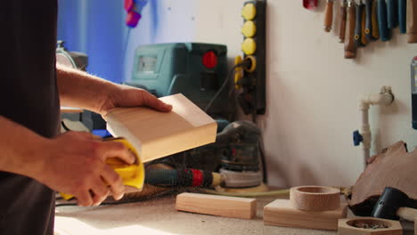 Especialista-En-Carpintería-Usando-Papel-De-Lija-Para-Lijar-Manualmente-La-Madera,-Cerrar