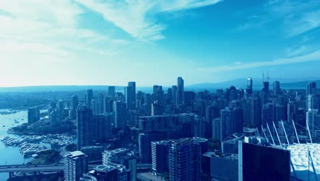 Vancouver-Downtown-Casino-Stadion-Sonniger-Sommertag-Yachten-Angedockt-Yaletown-4k-Drohnenüberflug-Moderne-Architektur-Atemberaubende-Neue-Gebäude-Mit-Blick-Auf-Vögel-Draufsicht-Ruhiges-Wasser-Stadtverkehr-Brücken-Park