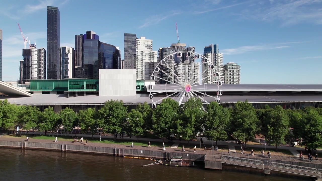 Persone che camminano sulla South Wharf Promenade a Southbank, Melbourne, 4K