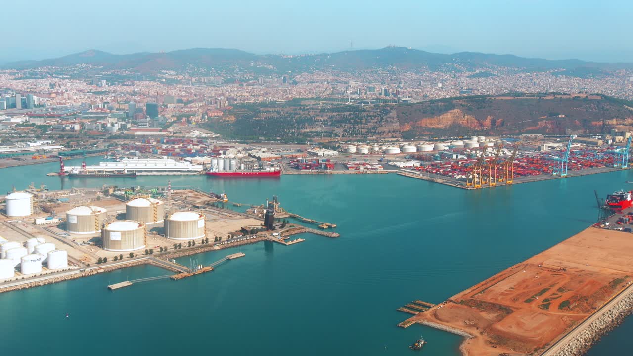 엘 프라트 공항에 도착하는 비행기 창에서 바르셀로나 항을 통해 비행하는 항공 이미지