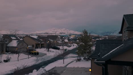 Día-De-Nieve-En-Un-Barrio-Suburbano-Debajo-De-Las-Montañas---Sobrevuelo-Aéreo