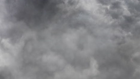 Gewitter-Und-Blitzeinschlag-In-Den-Dunklen-Wolken-4k