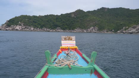 vista a bordo del bote de cola larga tailandés que se mueve entre la montaña, isla de koh tao, tailandia
