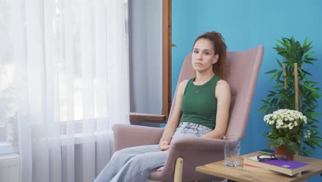 Mujer-Mirando-Negativamente-A-La-Cámara.-Mujer-De-Aspecto-Negativo.