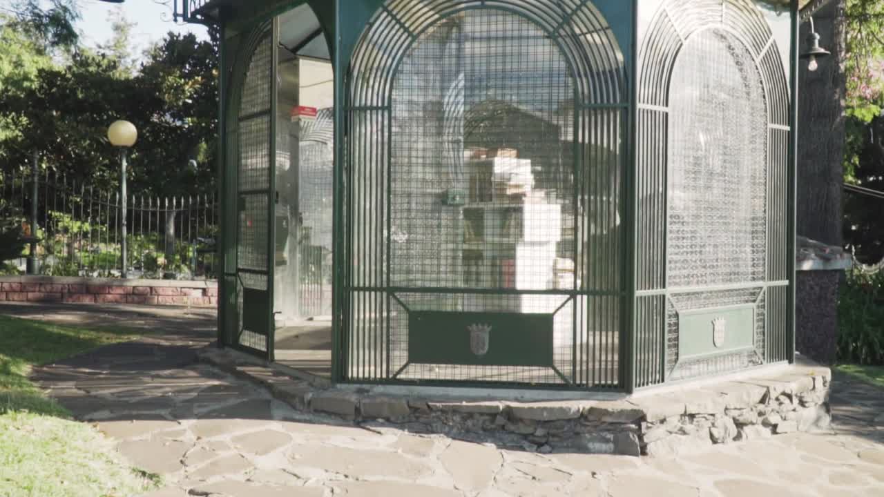 refugio de lectura al aire libre en un parque