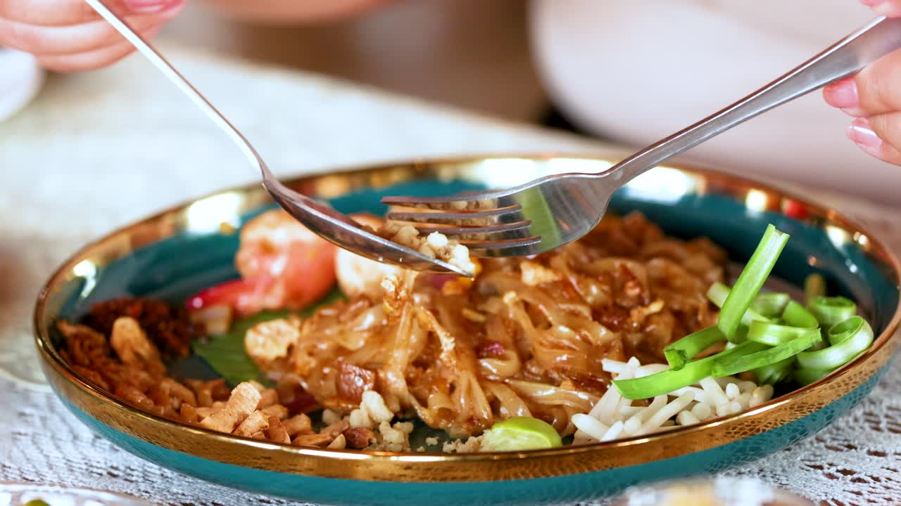 친구들과 함께 맛있는 새우 패드 태국을 맛보고 있습니다.