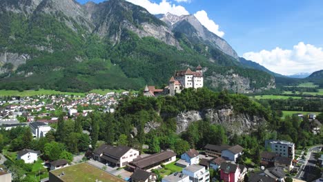 luftaufnahme der stadt balzers liechtenstein mit burg gutenberg und bergen