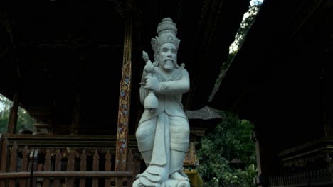 Tiro-De-Muñeca-En-Cámara-Lenta-De-Una-Escultura-Sagrada-En-El-Templo-Pura-Tirta-Empul-En-Bali-En-Ubud-Indonesia-Durante-Un-Viaje-Aventurero-E-Interesante-A-Través-De-La-Historia