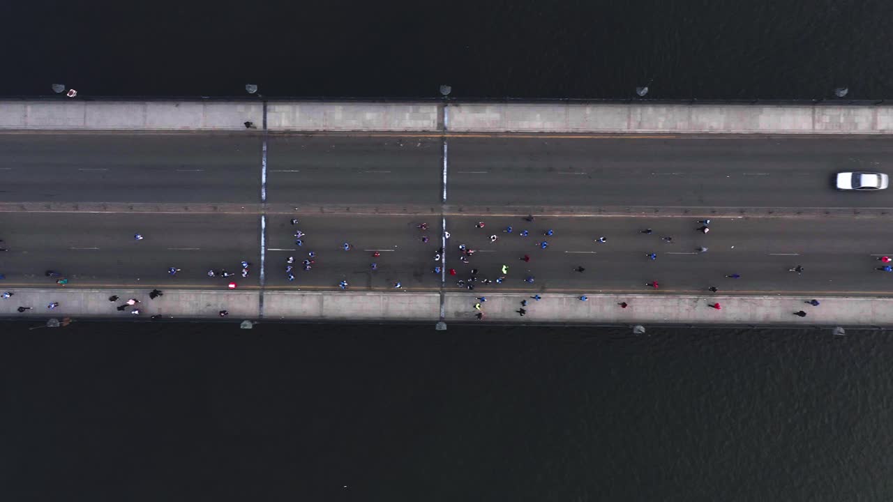 안개 속에서 나일강을 달리는 사람들 드론이 4k로 촬영