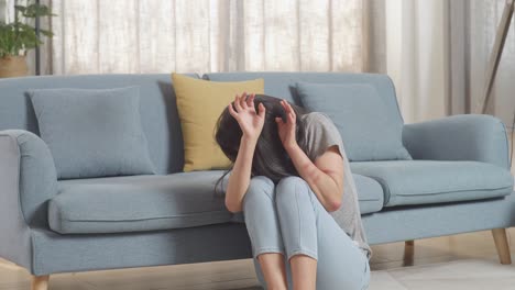 폭력의 희생자였던 아시아 여성은 몸에 이 났고, 집에서 바닥에 앉아서 방어하는 몸짓을 하고 두려워했다.
