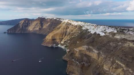 panorámica de los acantilados de la caldera de fira santorini de imágenes de video de 4k