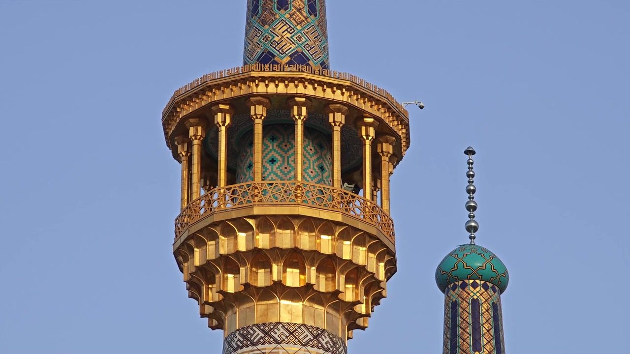 Berrak Mavi Gökyüzüne Karşı Bir İslam Camisinin Altın Minaresi