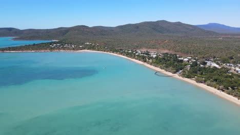 Klares-Blaues-Wasser-Des-Dingo-Strandes-Mit-Blick-Auf-Die-Berge-Tagsüber---Meereslandschaft-Am-Whitsunday,-Qld,-Australien