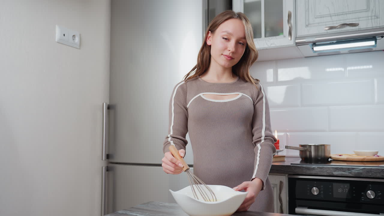 갈색 옷을 입은 우아한 여성은  그에서 혼합물을 는 동안 우아하게 포즈를 취하며, 그녀는 현대 부에서 자신감있는 표정을 유지하여 균형 잡히고 세련된 분위기를 만니다.