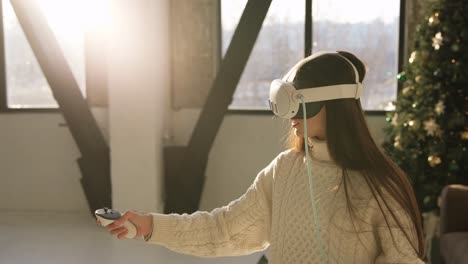 mujer usando auriculares vr en un hogar moderno durante la navidad