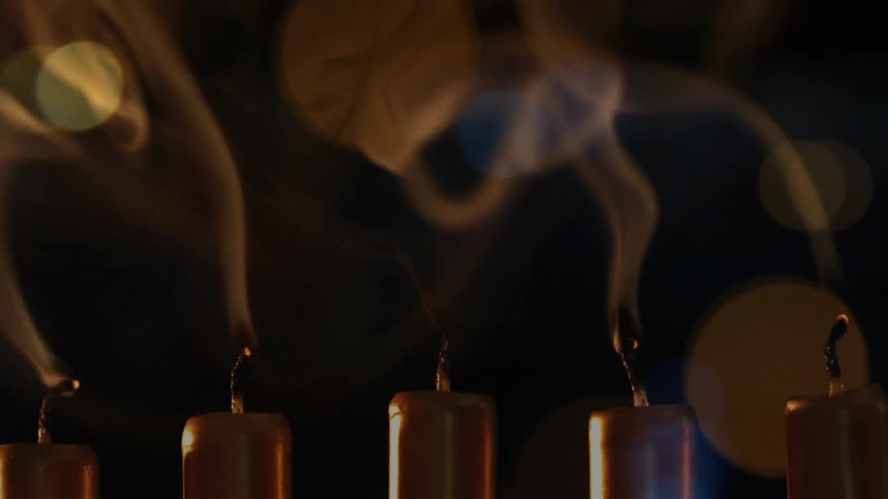 animación de velas encendidas con puntos de luz parpadeantes