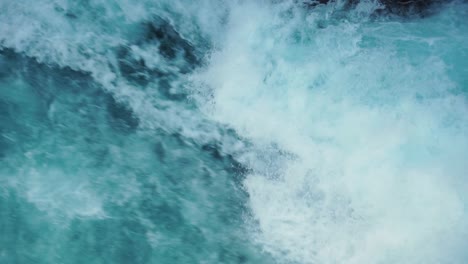 Nahaufnahme-Von-Wildwasserstromschnellen-Mit-Hoher-Strömung-An-Den-Huka-Falls,-Neuseeland