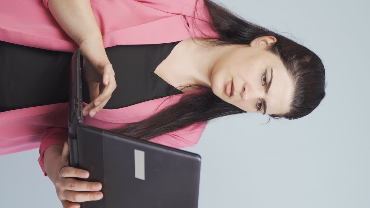 video vertical de una mujer de negocios con ansiedad de negocios.