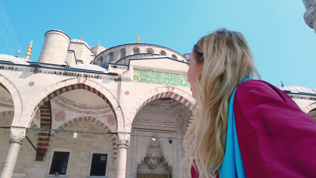 garota bonita e atraente de camisa tira selfie com vista para a mesquita do sultão ahmet em istambul, turquia