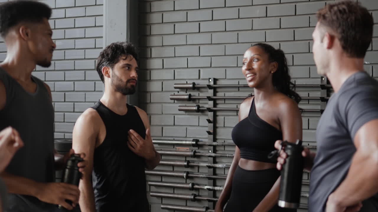 conversación en grupo de fitness en el gimnasio