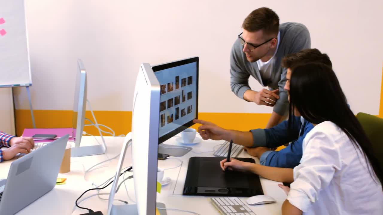 diseñadores gráficos interactuando entre sí