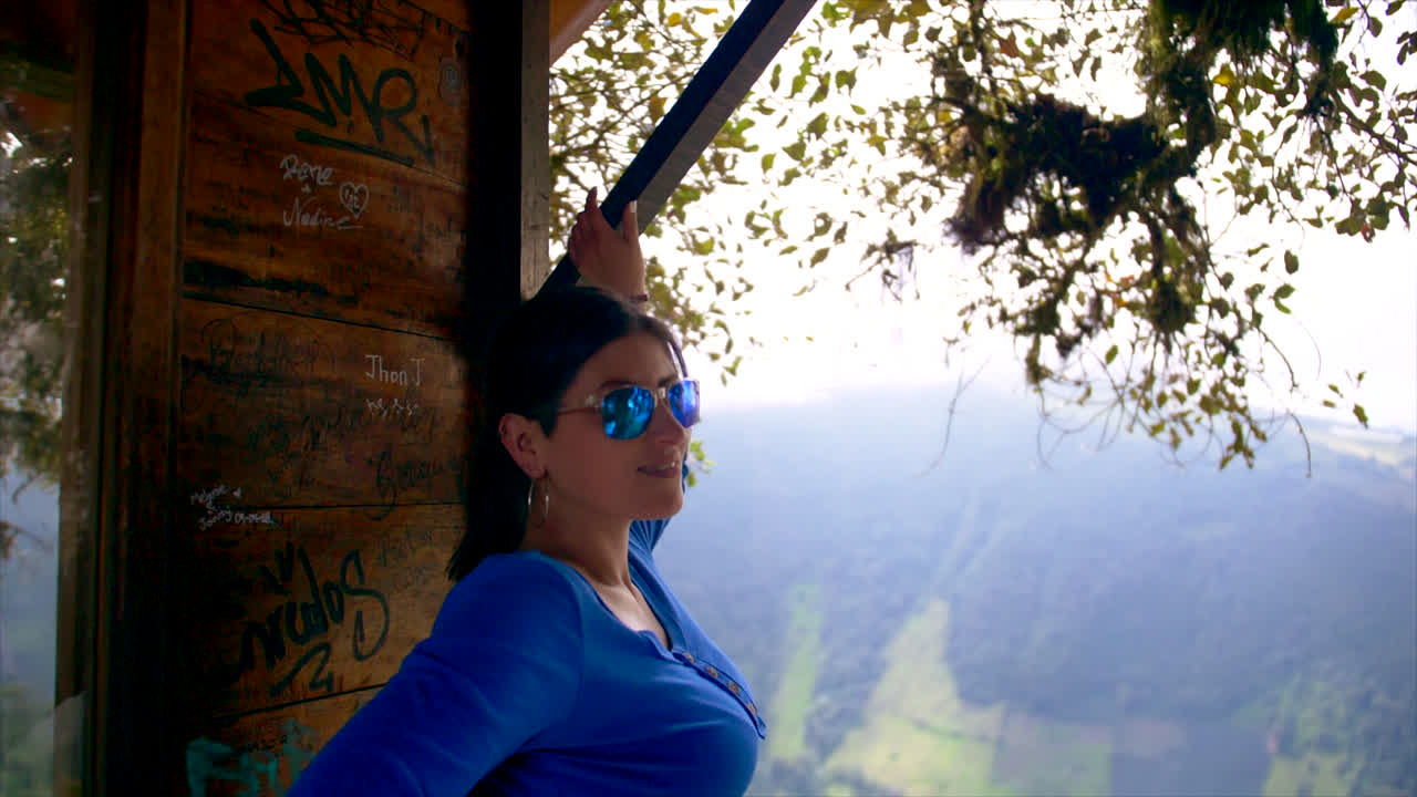 mujer vestida de azul sonriendo