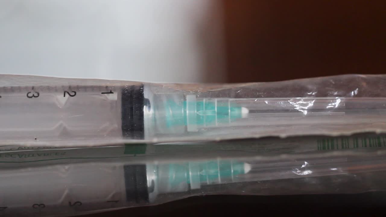 concepto de atención médica, vacuna sobre la mesa, enfoque, cierre de la vacuna nueva