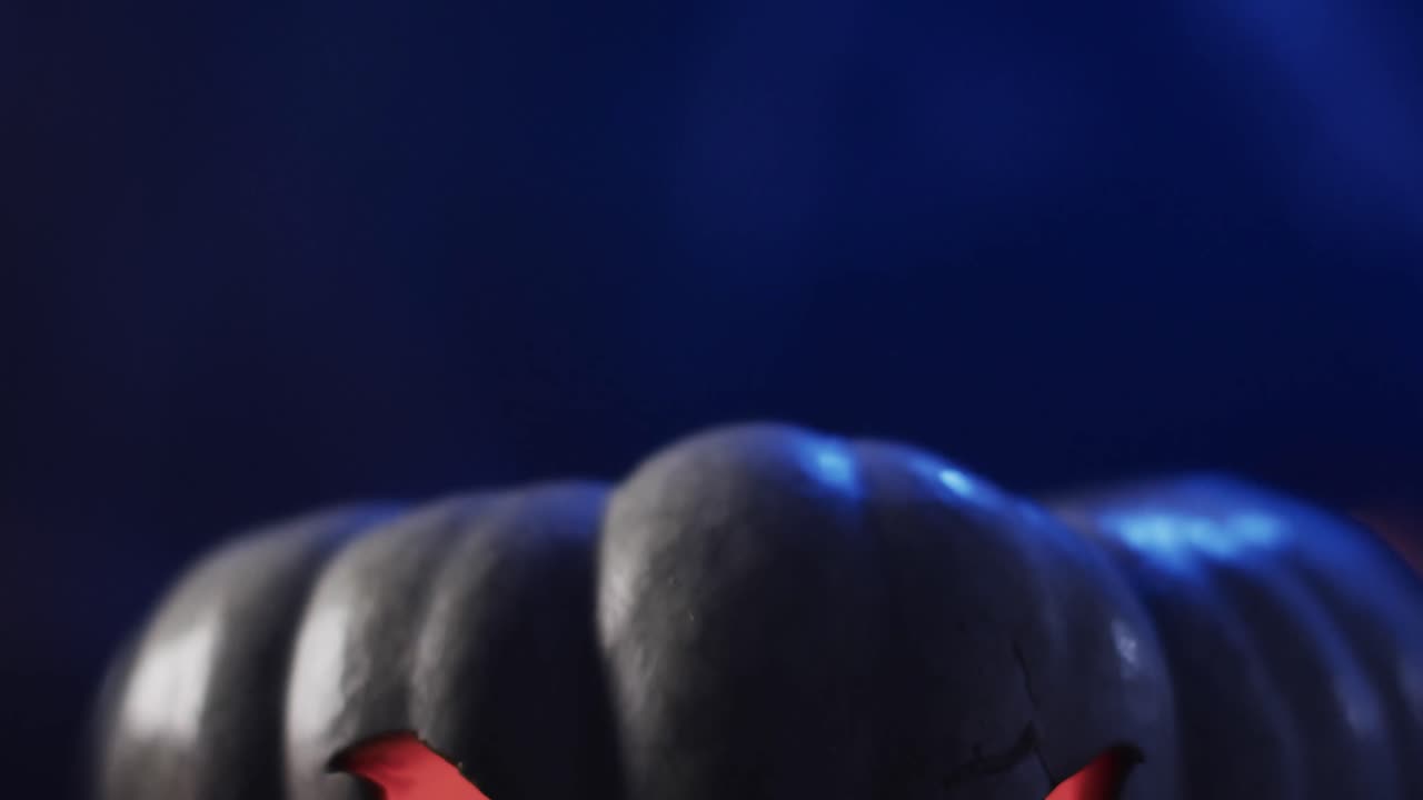 블루 배경에 복사 공간과 함께 할로윈 조각 된 호박과 연기의 비디오