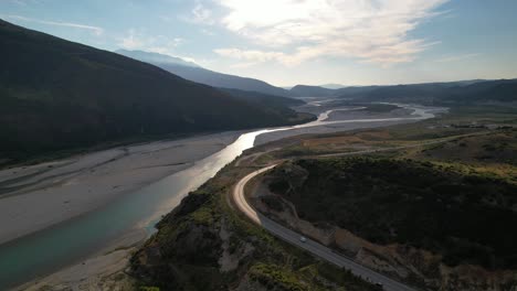 hermoso paisaje fluvial al atardecer en albania, montañas y fondo de cielo nublado