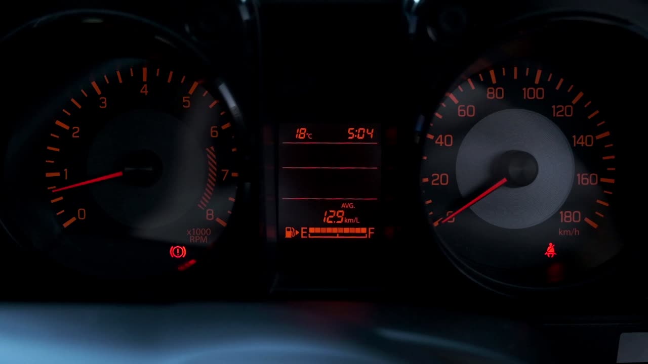 tablero de coches con consumo medio de combustible y diales