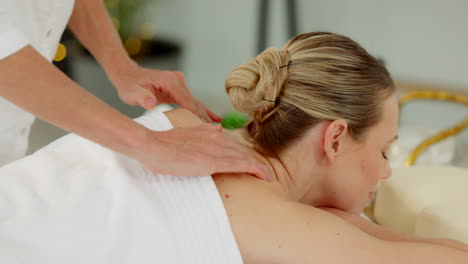 Hände,-Spa-Massage-Und-Frau-Im-Wellness-Resort