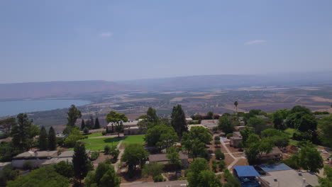 Revelando-El-Mar-De-Galilea-Al-Sobrevolar-El-Kibutz-Alummot-En-Un-Dron:-Un-Día-Despejado-De-Verano.