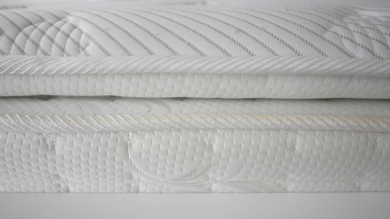 Gros plan d'un matelas blanc