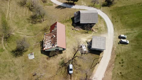 trabajo de construcción de techo en una villa con constructores colocando tejas de techo en las vigas