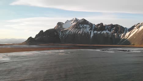 toma de drones de las montañas vestrahorn en stokksnes, islandia