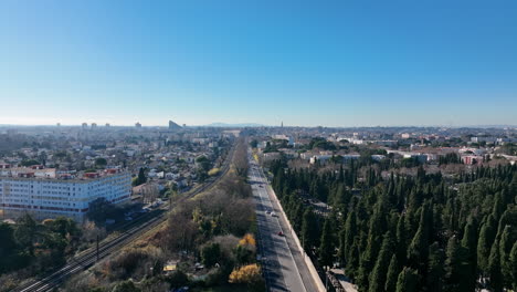 Montpellier-Desde-Arriba-Sobre-La-Carretera-Y-La-Vía-Del-Tren-Descubriendo-El-Telón-De-Fondo-De-La-Ciudad