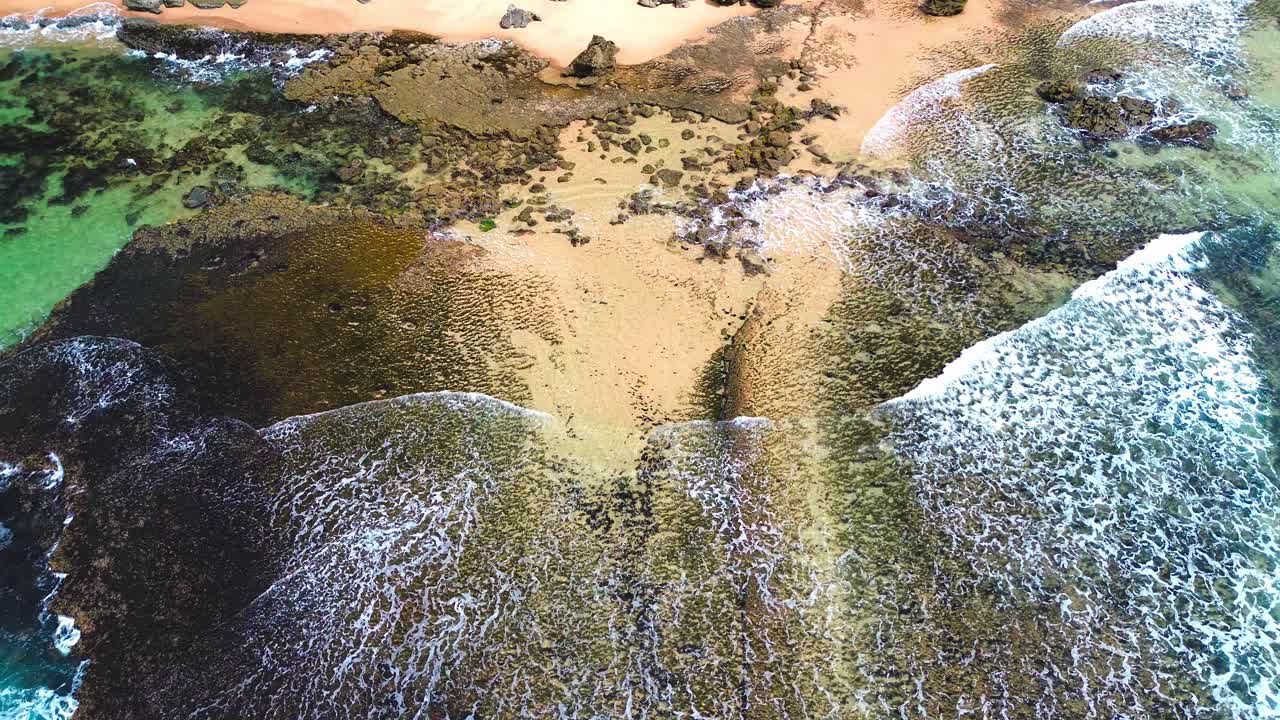 열대 해변, 파란 파도, 4k의 공중 전망