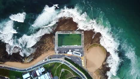 Pool-Am-Meer,-Drohnenaufnahme-Mit-Blick-Nach-Unten-–-Newcastle,-Australien