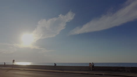 un video estabilizado de 4k hecho desde un automóvil que viaja a lo largo del famoso malecón en la habana cuba