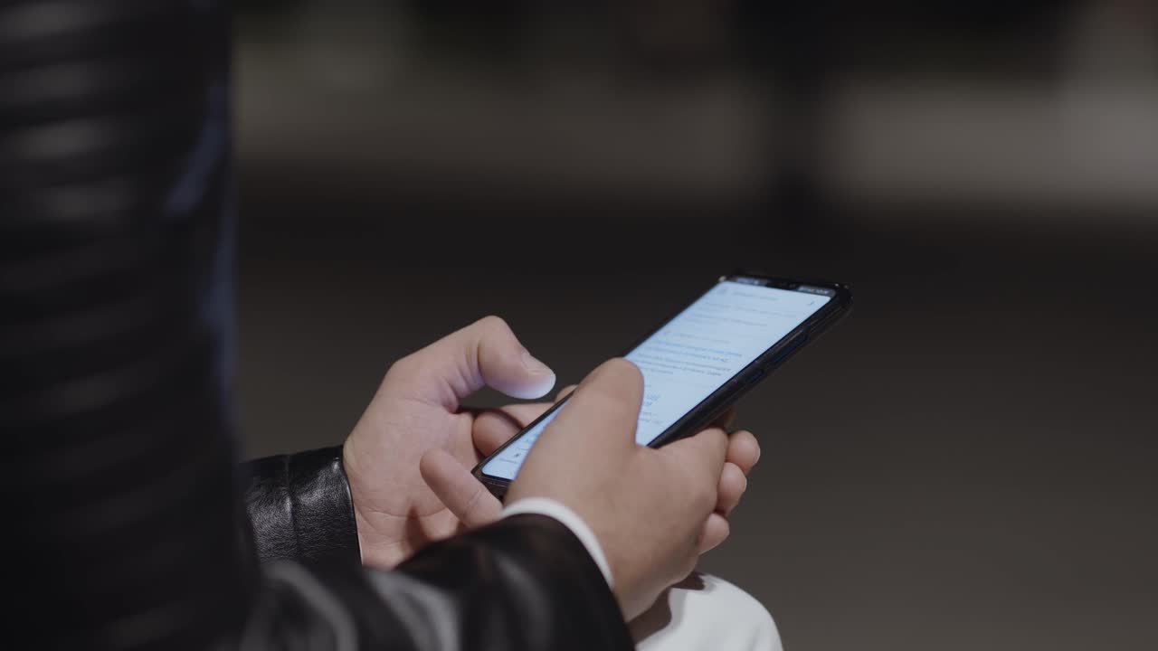 Persona che utilizza lo smartphone di notte