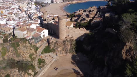 ciudad vieja en la orilla del mar en un día soleado