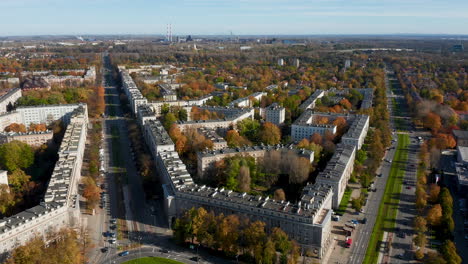 Vista-Aérea-De-Nowa-Huta,-El-Distrito-Socialista-Ideal,-Durante-El-Otoño,-Cracovia,-Polonia