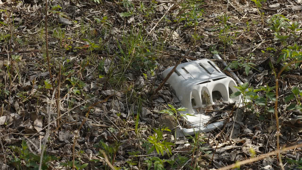 la silla de plástico rota arrojada en el bosque en estonia