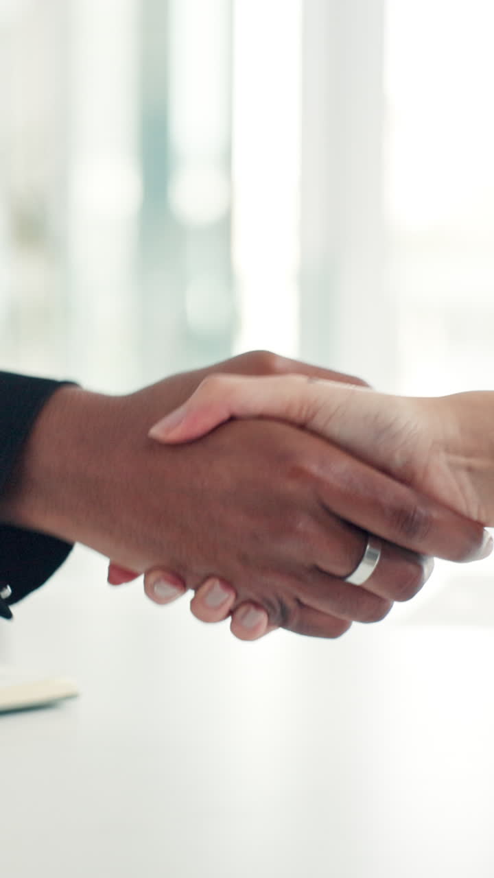 Primo piano di due persone d'affari che si stringono la mano in un ufficio