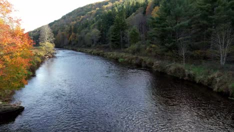 Luftaufnahme-Des-Neuen-Flusses-Mit-Herbstlaub-Im-Vordergrund-In-Watauga-County,-North-Carolina,-North-Carolina,-In-Der-Nähe-Von-Boone,-North-Carolina